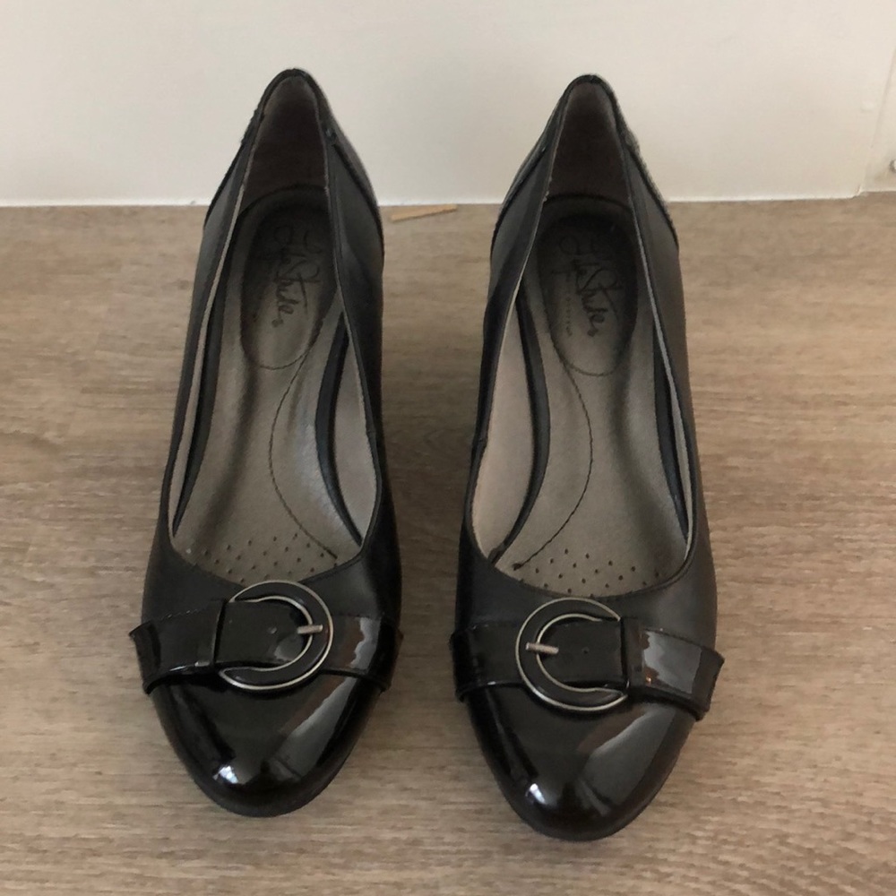 Black wedges